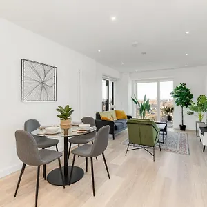 docklands-two-bed-apartment.brighton-hotels-england.com/