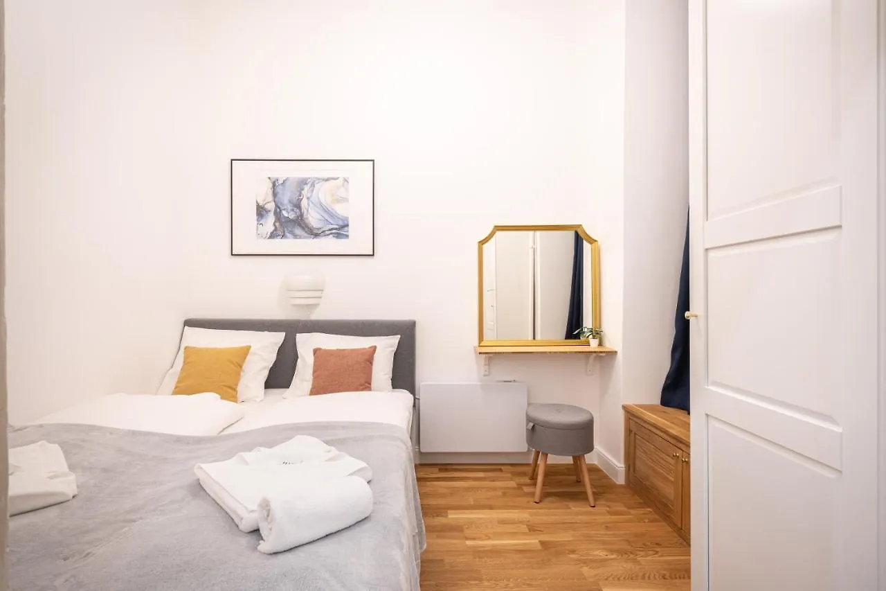 Sunset Treasure 3-Bdr Apartment Budapest