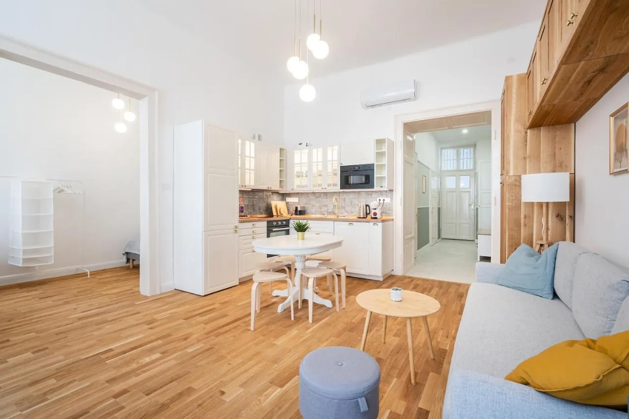 Sunset Treasure 3-Bdr Apartment Budapest